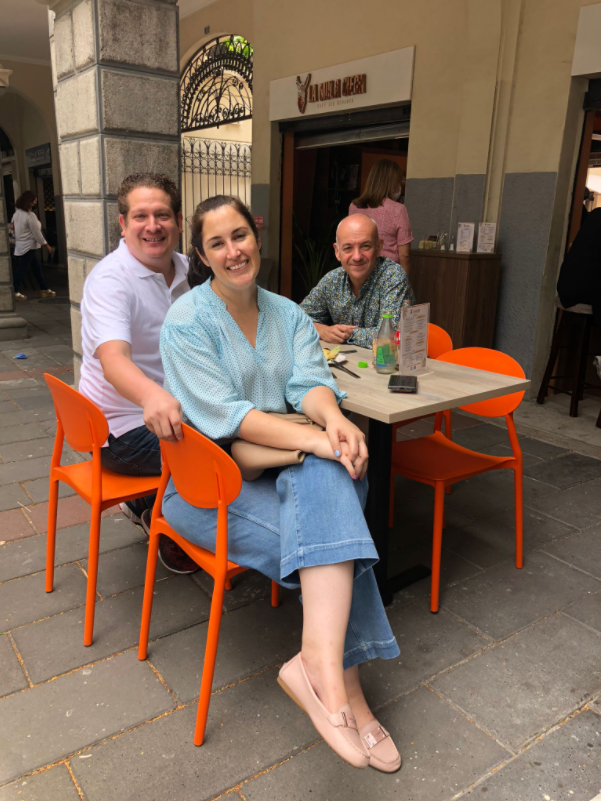 reunión de personas , reunion de alumnos