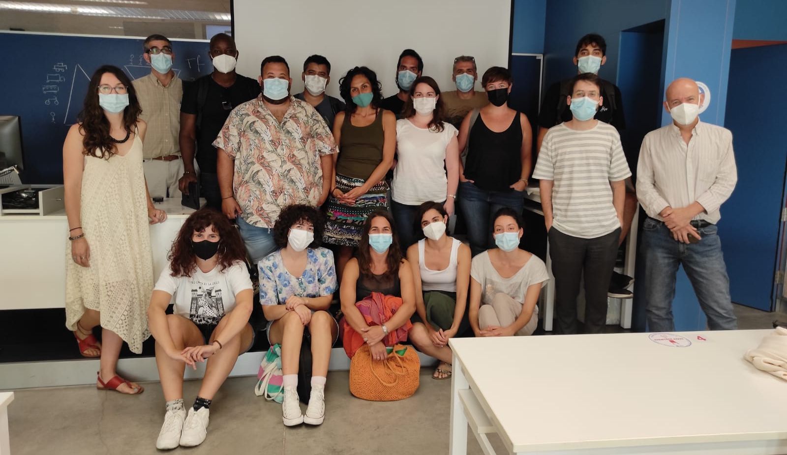 grupo de personas reunidad en un master universitario